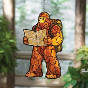 Acchiappasole in vetro colorato finto raffigurante l'esploratore Bigfoot, Sasquatch in acrilico con finestra per mappa da appendere, regalo per gli appassionati di cripti e gli amanti dell'avventura.