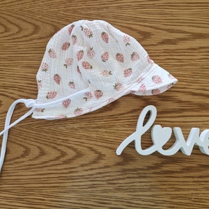 Summer hat with neck protection, head circumference 50-56 cm, ties; white with pink strawberries; muslin, two-layered