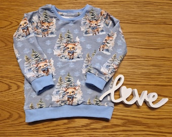 Sweater in size 104 or 110, motif: winter deer, light blue, multicolored, made of soft French terry (summer sweat), cuffs in light blue, unisex