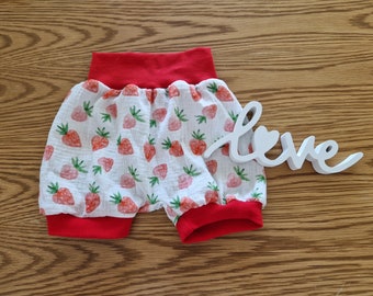 Short summer trousers in various sizes, red strawberries, made of soft muslin, red cuffs on the stomach/legs, short bloomers, girls&#39; trousers