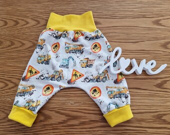 Bloomers en diferentes tamaños, de suave tejido de punto, amarillo, vehículos de construcción, vientre y puños en amarillo