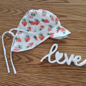Summer hat with neck protection, head circumference from 39 cm; different sizes, ties; White with strawberries; muslin