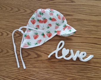 Sombrero de verano con protección para el cuello, circunferencia de la cabeza a partir de 39 cm; varios tamaños, se puede atar; blanco con fresas; muselina, dos capas