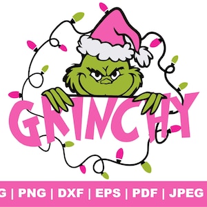 Op de afbeelding: Een groen Grinch-personage met een roze kerstmanmuts kijkt over een roze bord met de tekst "Grinchy" met witte kerstverlichting rond het bord.