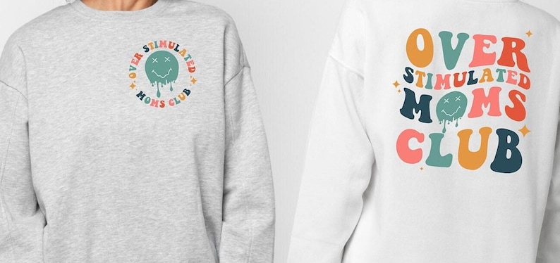 K&ouml;nnte beinhalten: Zwei Sweatshirts, eines grau und eines wei&szlig;, mit dem Text "OVER STIMULATED MOMS CLUB". Das graue Sweatshirt hat das Design auf der Vorderseite, w&auml;hrend das wei&szlig;e Sweatshirt das Design auf der R&uuml;ckseite hat. Das Design beinhaltet ein schmelzendes Smiley-Gesicht.