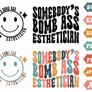 Puede incluir: Dos versiones de un diseño gráfico para una camiseta u otros productos. El diseño presenta el texto "Somebody's Bomb Ass Esthetician" en una fuente retro y psicodélica. Una versión es en blanco y negro, la otra es en un arcoíris de colores. Ambas versiones incluyen una carita sonriente.