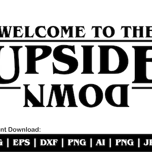 Könnte beinhalten: Ein schwarz-weißes Grafikdesign mit dem Text WELCOME TO THE in einer Standardschriftart, gefolgt von dem Wort UPSIDE in einer großen Serifenschrift und dem Wort DOWN, das darunter auf dem Kopf stehend gedruckt ist, mit horizontalen Linien.