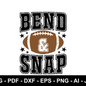 Peut inclure: Un design graphique avec le texte BEND AND SNAP en police noire vieillie. Un ballon de football américain marron avec des lacets et des bandes blancs est placé au centre, avec une esperluette blanche et quatre petites étoiles noires de chaque côté.