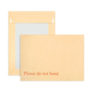 K&ouml;nnte beinhalten: Zwei braune Papierumschl&auml;ge mit wei&szlig;em Innenleben. Der obere Umschlag hat eine Klappe. Der untere Umschlag tr&auml;gt den Text "Please do not bend" in orange.