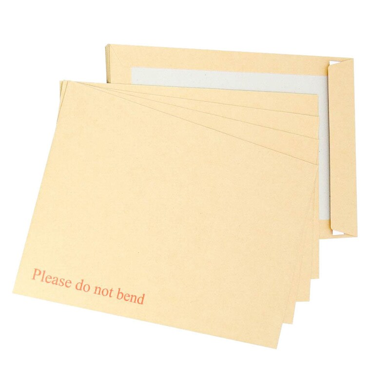 K&ouml;nnte beinhalten: Ein Stapel brauner Umschl&auml;ge mit einem wei&szlig;en Streifen auf der oberen Klappe. Die Umschl&auml;ge tragen den Aufdruck "Please do not bend" auf der Vorderseite.
