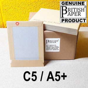 K&ouml;nnte beinhalten: Ein Stapel brauner C5-Umschl&auml;ge mit wei&szlig;em Innenleben. Die Umschl&auml;ge sind mit "Genuine British Paper Product" beschriftet und tragen den Aufdruck "Please do not bend" oben. Die Umschl&auml;ge sind mit der Gr&ouml;&szlig;e "C5/A5+" und dem Text "British Paper" mit den Details "QTY: 125PCS/CTN, SIZE: 229mm x 162mm, 120GSM KRAFT PAPER, 600GSM GREYBOARD, BATCH NO.: 20201215" gekennzeichnet.