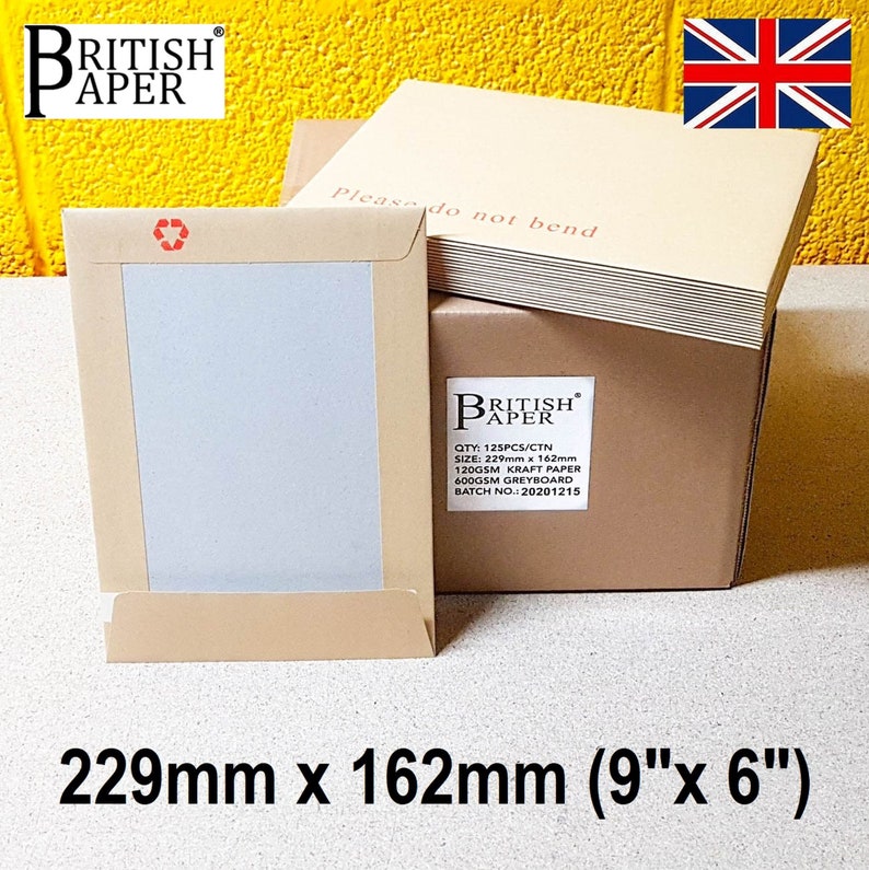 K&ouml;nnte beinhalten: Ein Stapel brauner Kraftpapierumschl&auml;ge mit einem wei&szlig;en Etikett mit der Aufschrift "Bitte nicht knicken". Das Etikett auf dem Karton lautet "British Paper" und enth&auml;lt folgende Informationen: QTY: 125PCS/CTN, SIZE: 229 mm x 162 mm, 120GSM KRAFT PAPER, 600GSM GREYBOARD, BATCH NO.: 20201215. Die Umschl&auml;ge sind 9 Zoll mal 6 Zoll gro&szlig;.