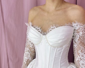 Robe de mariée princesse avec corset basque, dentelle mikado et chantilly, robe glamour épaules nues avec manches en dentelle, robe de mariée luxueuse