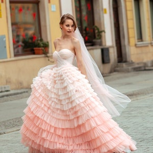 Elegant Off-Shoulder Bridal Gown, Delicate Beaded Bodice & Long Tulle Skirt, Romantic Wedding Dress with Sheer Sleeves and Train blumi
