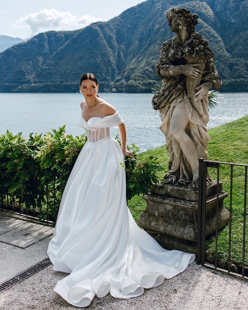 Robe mariée princesse trapèze satin épaules dénudées traîne