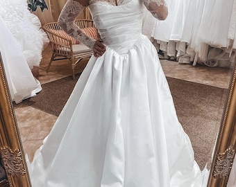 Robe de mariée princesse avec corset basque, dentelle mikado et chantilly, robe glamour épaules nues avec manches en dentelle, robe de mariée luxueuse