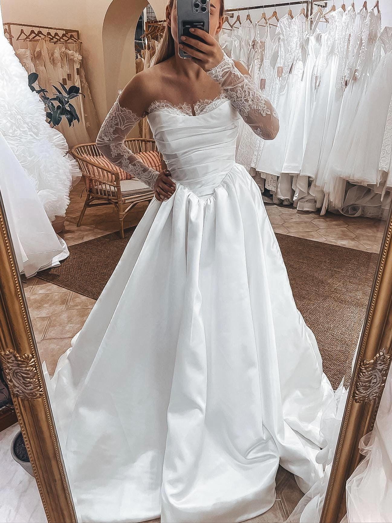 Prinzessinnen Brautkleid mit Basken Korsett, Mikado & Chantilly Spitze, Glamouröses Off-Shoulder Kleid mit Spitzenärmeln, Luxuriöses Brautkleid