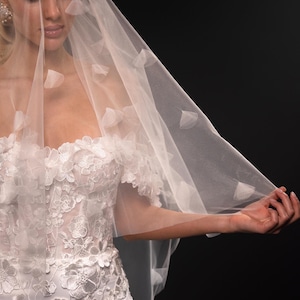 Floral Wedding Veil with 3D Flower Detail, Elegant One Tier Bridal Veil, Romantic Flower Veil for the Sophisticated Bride, veil with flowers