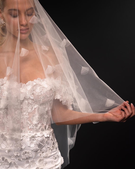 Romantic White Floral Appliqué Bridal Veil V10036_SFTWHT_VEIL_PROD1_7937?  main image 4