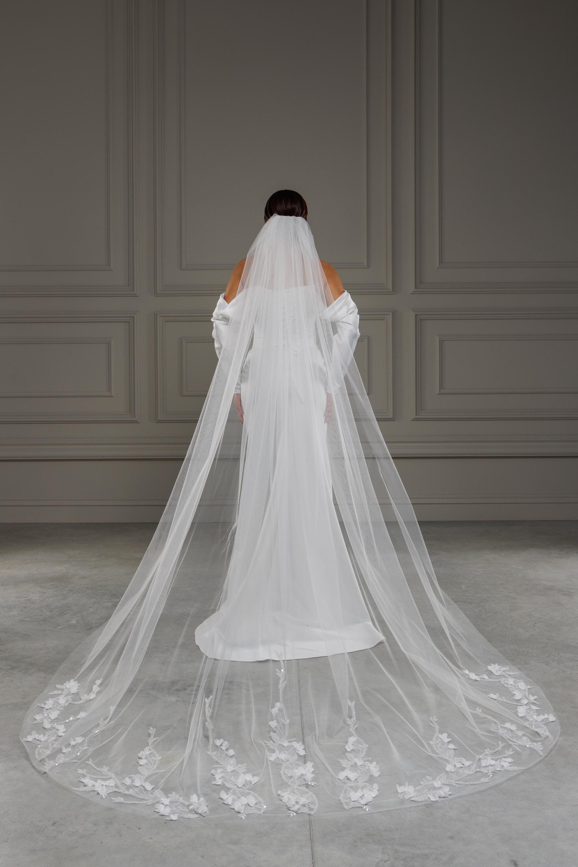 Luxurious Long Cathedral Lace Veil With Delicate Floral  display picture 2
