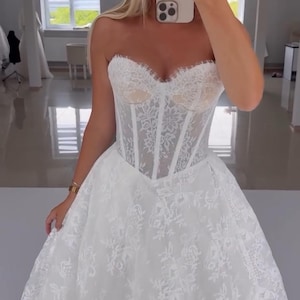 Elegantes Off-Shoulder Chantilly Lace Brautkleid mit Abnehmbaren Ärmeln und Hohem Schlitz - Romantisches Korsett Brautkleid, Baskische Taille Braut