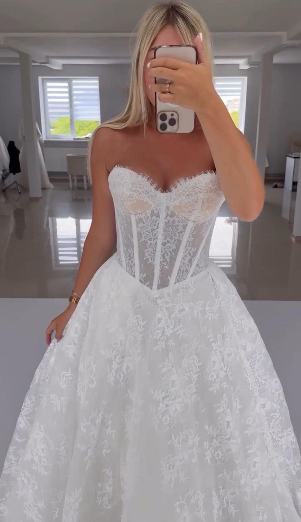 Elegant Off-Shoulder Chantilly Lace Wedding Dress with Removable Sleeves and High Slit – Romantic Corset Bridal Gown,Basque Waist Bridal