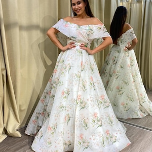 Свадебное платье Fairy Floral - свадебное платье А-силуэта из органзы с открытыми плечами и цветами - пляжное свадебное платье.