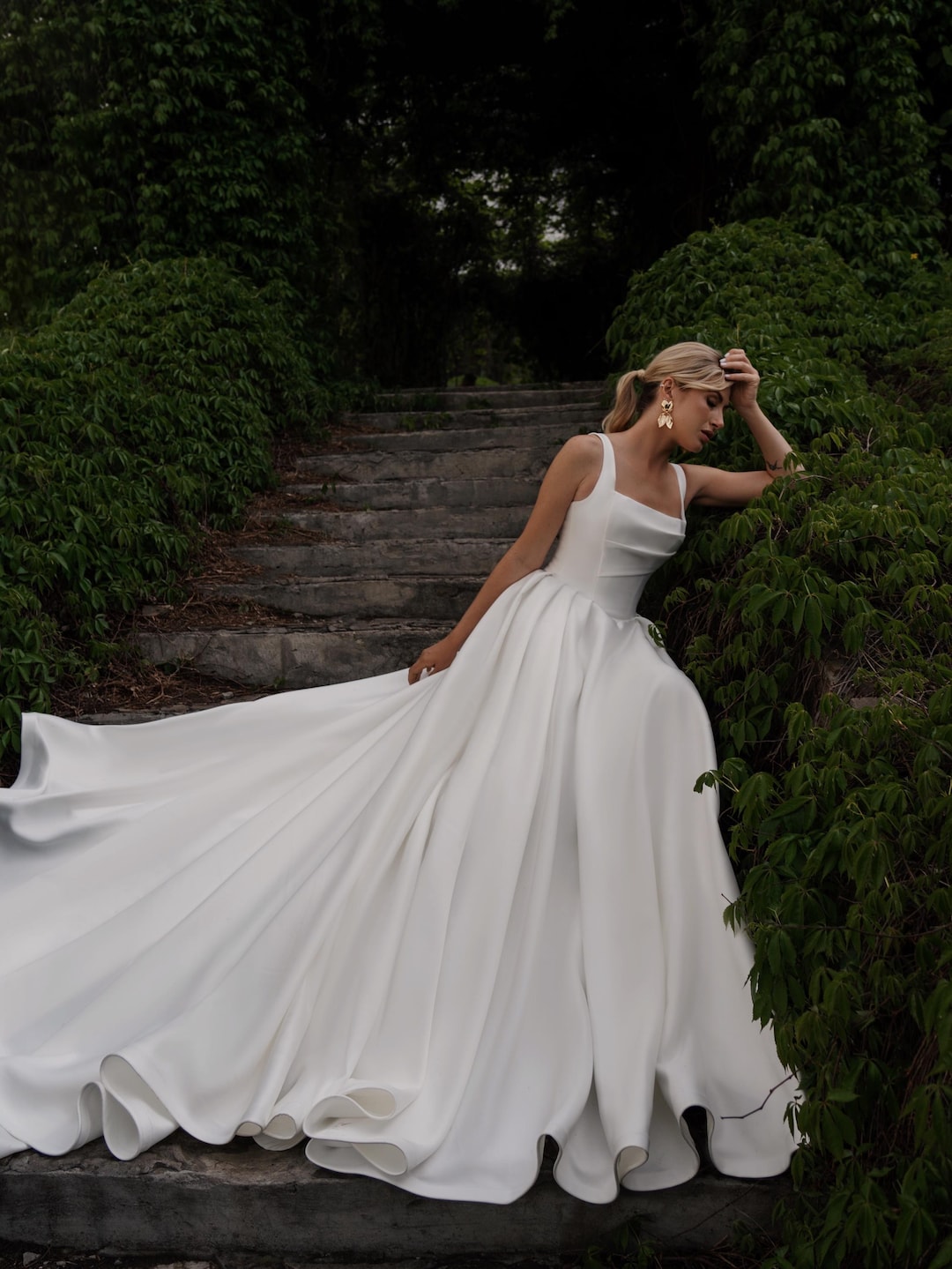 Abito da sposa in raso da principessa con corsetto sulla schiena - Main Image