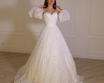 Zauberhaftes Brautkleid mit abnehmbaren Ärmeln – Ein glamourös schimmerndes Brautkleid