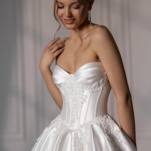 Luxus Brautkleid – Satin Mikado Ballkleid, Korsett mit Katzenaugenmuscheln & baskische Taille, perlenbesetzte Spitzendetails, modernes Prinzessin Brautkleid