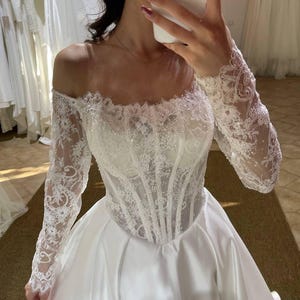 Schulterfrei Perlenspitze Korsett Brautkleid mit Satinrock und Schleppe, Brautkleid baskische Taille, Langarm Spitzenkleid