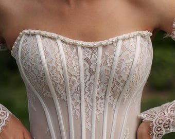 Abito da sposa romantico con corsetto in pizzo e gonna in organza bianco sporco / Abito da principessa con stecche e dettagli in perle