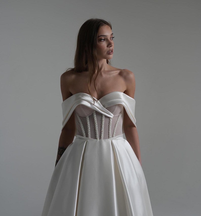 Robe mariée princesse trapèze satin épaules dénudées traîne