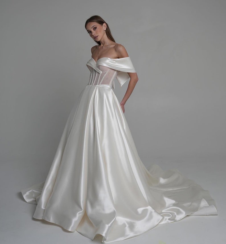Robe mariée princesse trapèze satin épaules dénudées traîne