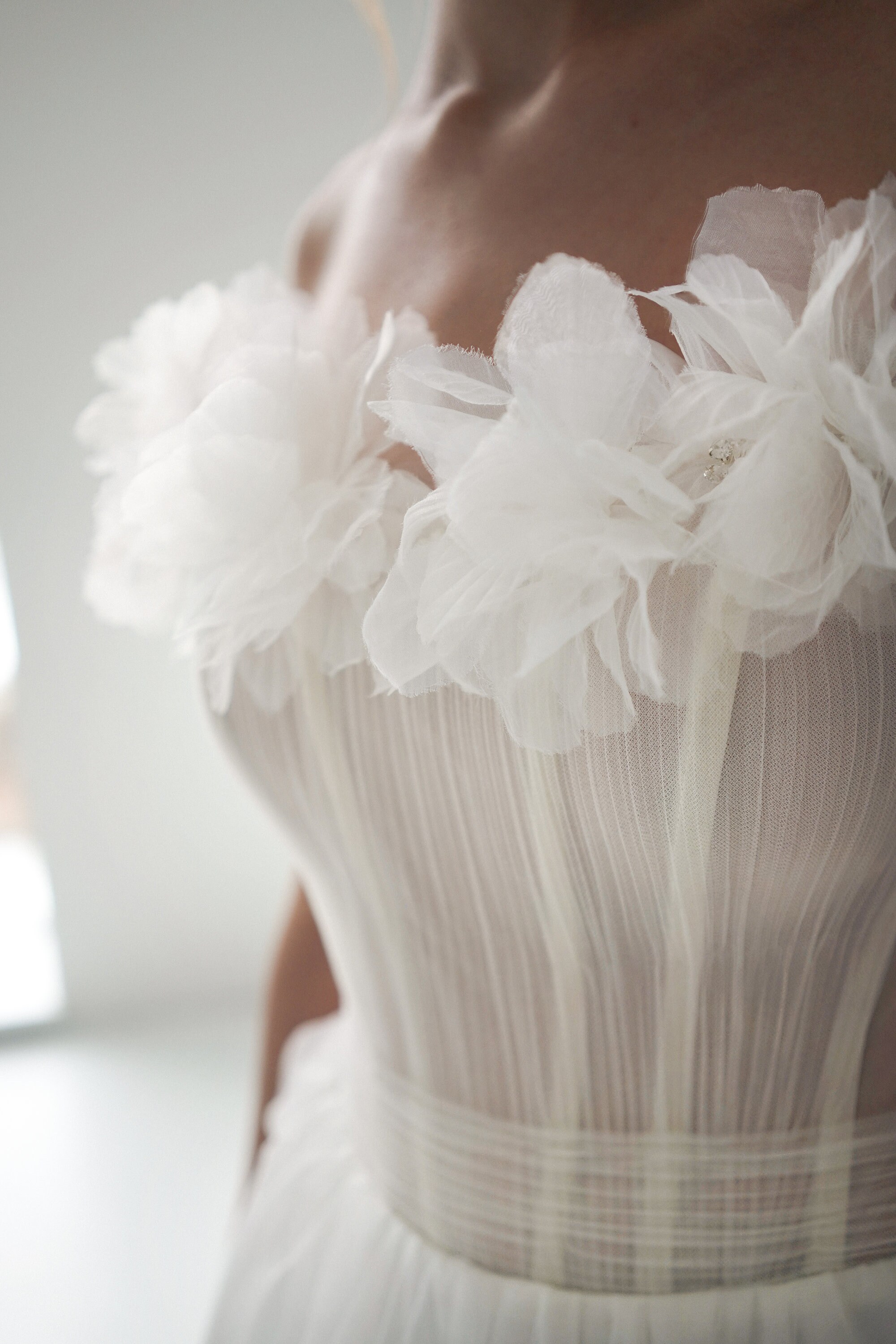 Off the Shoulder White Tulle Ruffles Luxury Wedding Dress