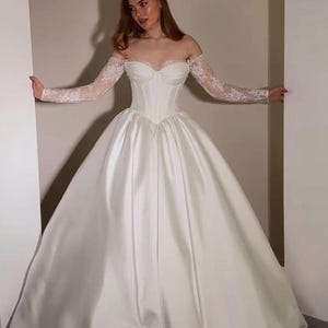Prinzessinnen Brautkleid mit Basken Korsett, Mikado & Chantilly Spitze, Glamouröses Off-Shoulder Kleid mit Spitzenärmeln, Luxuriöses Brautkleid