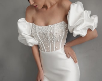 Elegantes Mikado Brautkleid mit Korsett, Perlenstickerei, abnehmbaren Puffärmeln, Beinschlitz, und optionaler Schleppe – Brautkleid