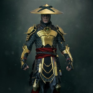 Puede incluir: Una figura de guerrero con armadura negra y dorada, una faja roja y un sombrero de paja de ala ancha. La figura tiene una gema verde en la frente.