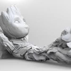 Może przedstawiać: Biała ceramiczna rzeźba postaci Groota z filmu Strażnicy Galaktyki, w zrelaksowanej pozie z jedną wyciągniętą nogą. Rzeźba jest szczegółowo wykonana z fakturą kory drzewa i ma przyjazny wyraz twarzy.