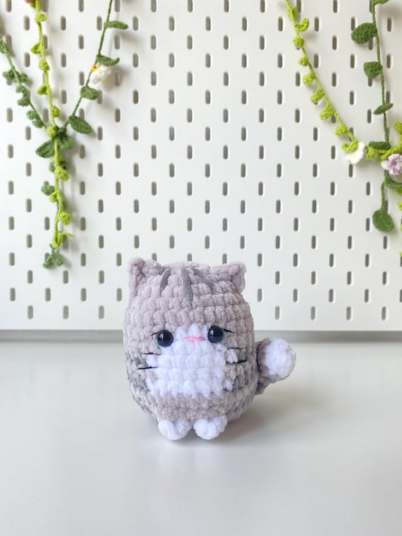 かぎ針編みの猫のぬいぐるみ：あみぐるみふわふわ猫のぬいぐるみ