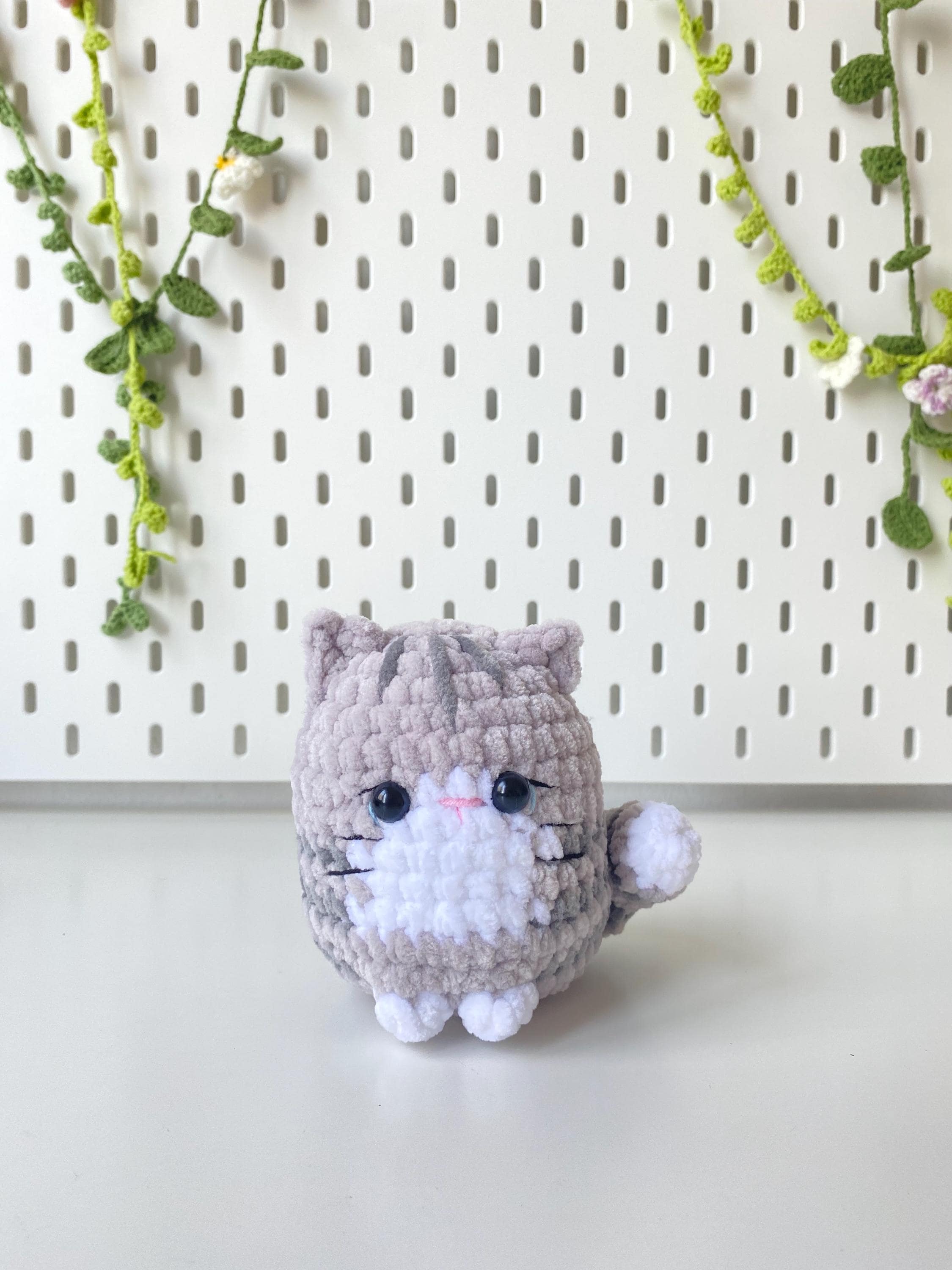 かぎ針編みの猫のぬいぐるみ：あみぐるみふわふわ猫のぬいぐるみ