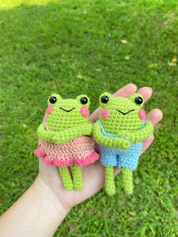 かぎ針編みのカエルカップル：手作りあみぐるみバッグチャーム - Etsy 日本