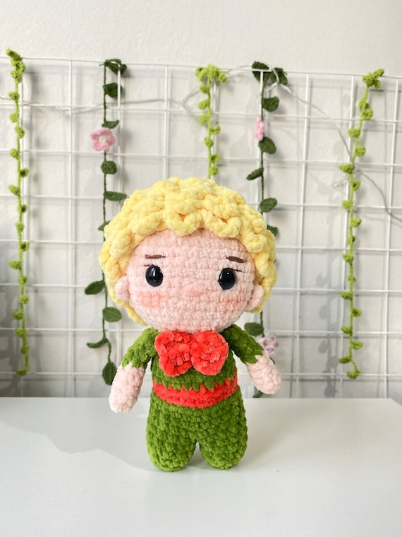 Peluche del Piccolo Principe all'uncinetto: bambola amigurumi
