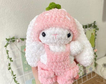 Gehaakt konijntje, amigurumi konijntje, pluche konijntje, aardbei konijntje, konijntje in overall, konijntje hoed