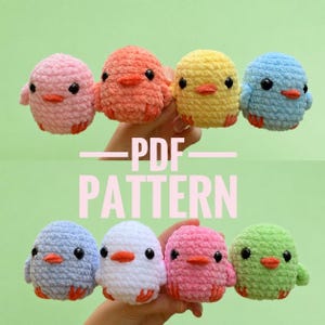 Puede incluir: Ocho pájaros de peluche tejidos a ganchillo, pequeños y redondos, en varios colores como rosa, naranja, amarillo, azul, blanco y verde. Cada pájaro tiene ojos de plástico negro, pico naranja y patas naranjas. El texto PDF PATTERN está centrado.