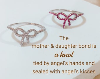 Anello con fiocco in pavé rosa di mia figlia, il legame madre-figlia è un nodo legato dalle mani di un angelo e sigillato con i baci dell'angelo, regalo per lei