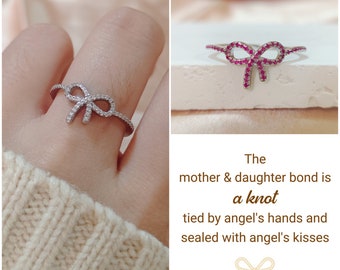Anello con fiocco in pavé rosa di mia figlia, il legame madre-figlia è un nodo legato dalle mani di un angelo e sigillato con i baci dell'angelo, regalo per lei