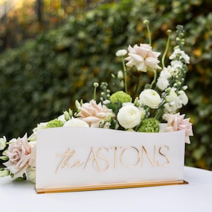 Mr and Mrs Table Sign - Beige Acrylic Head Table Sign - 3D Gold Mirror Last Name - Bride and Groom Wedding Decor - Custom Name Sign