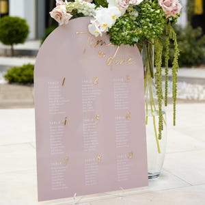 Plano de asientos para boda con arco - Plano de mesas de acrílico rosa empolvado - Plano de asientos para boda personalizado - Asignación de mesas para recepción - Letrero de boda moderno
