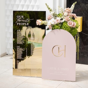 Paquete de letreros de boda acrílicos - Conjunto de plano de asientos y letrero de bienvenida - Monograma de espejo dorado - Letreros de boda arqueados - Decoración de recepción personalizada